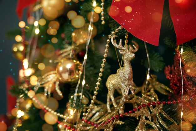 반짝이는 황금 사슴으로 장식된 크리스마스 트리 서