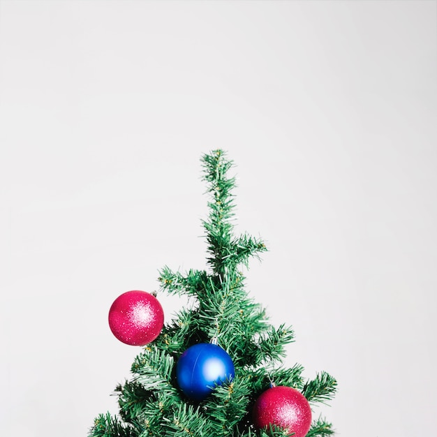 Free photo christmas tree with blue and pink balls