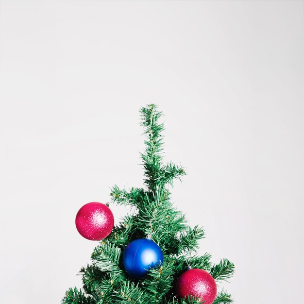青とピンクのボールを持つクリスマスツリー
