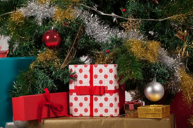 Free photo christmas tree with gifts