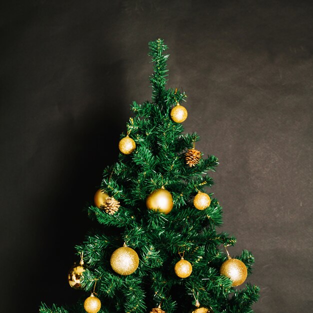 ゴールデンボールを持つクリスマスツリー