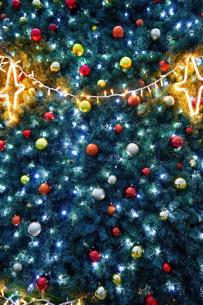 Бесплатное фото Рождественская елка с огнями и шарами