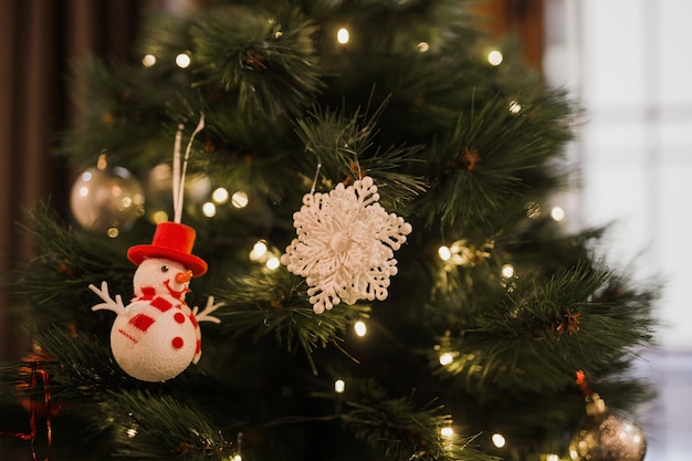 Foto gratuita albero di natale con piccole luci e giocattoli