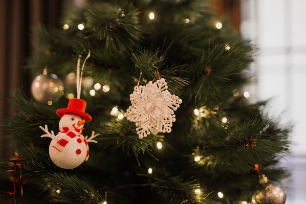 小さなライトとおもちゃのクリスマスツリー