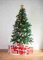 Foto gratuita albero di natale con regali rossi nella decorazione del soggiorno per il felice anno nuovo e il concetto di natale