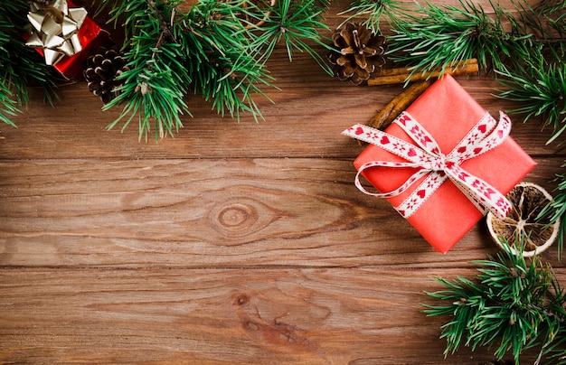 クリスマスの小枝と木製のボード上のボックス