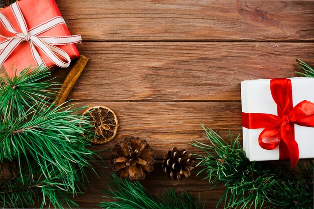 나무 책상에 크리스마스 나뭇 가지와 선물 상자