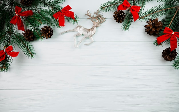 사슴과 리본으로 크리스마스 나뭇 가지