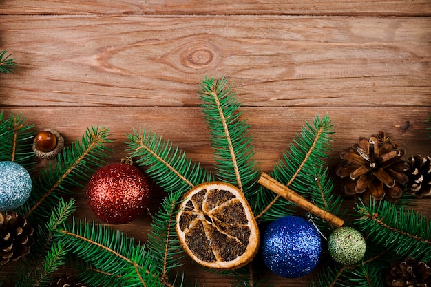 장식 공 및 마른 레몬 크리스마스 나뭇 가지