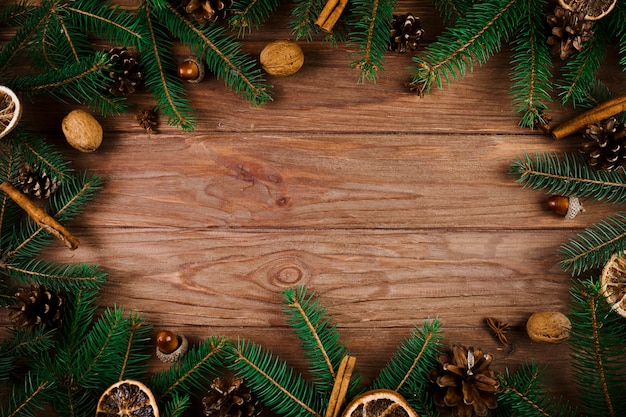 Рождественские веточки и грецкие орехи на деревянном столе