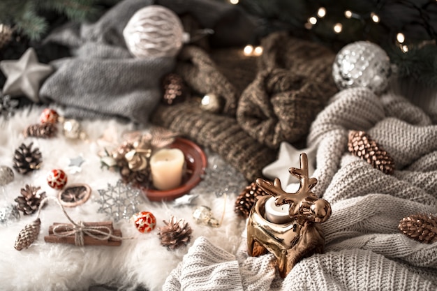 크리스마스 벽. 니트 스웨터와 크리스마스 장식, 평면도. 정물