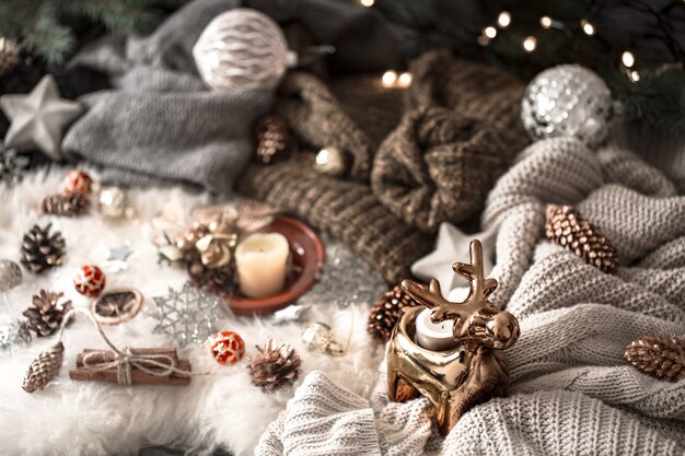 クリスマスの壁。ニットのセーターとクリスマスの装飾、上面図。静物