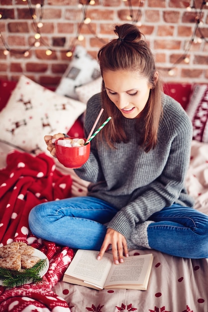 良い本とホットチョコレートのクリスマス