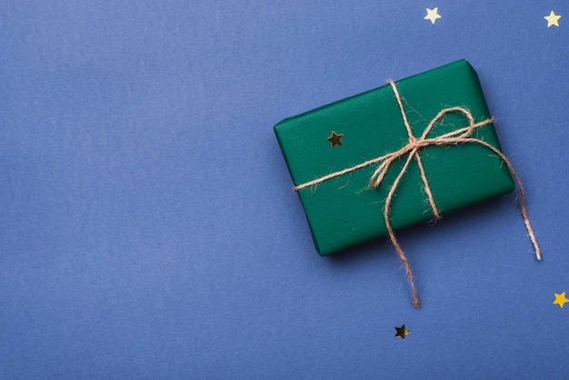Бесплатное фото Рождественский подарок с завязкой на синем фоне