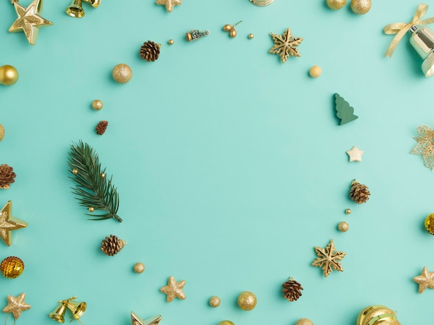 Рождественский венок и украшение в рамке на голубом фоне Premium Фотографии