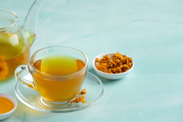 Чай из цветов хризантемы на столе