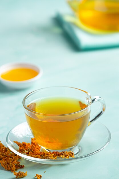 Чай из цветов хризантемы на столе