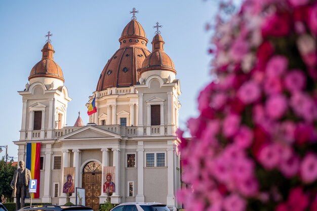 Церковь Благовещения и статуя Эмиля Дандеа в Тыргу-Муреш, Румыния