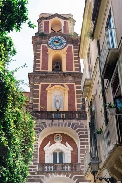 Фасад церкви в Сорренто Италия