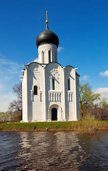 Chiesa dell'intercessione sul fiume nerl in piena