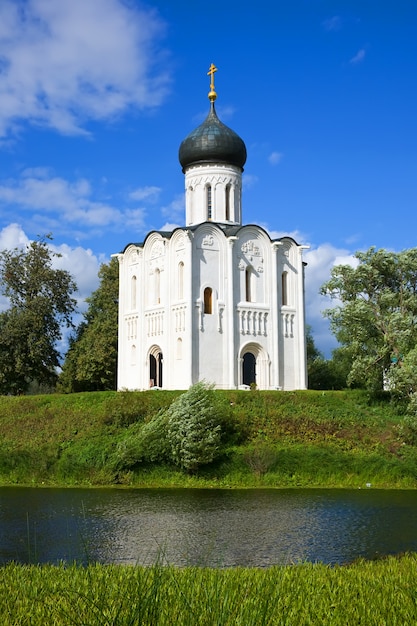 Free photo church of  intercession on river nerl