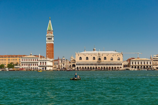イタリア、ヴェネツィアの建物や運河に囲まれたサンジョルジョマッジョーレ教会