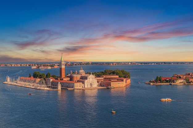 Foto gratuita chiesa di san giorgio maggiore circondata da canali durante il tramonto a venezia, italia