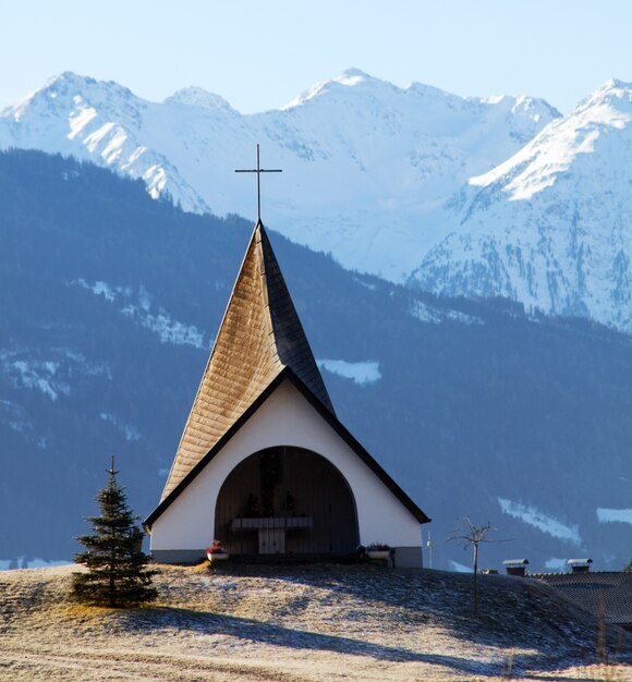 Церковь с фоном горы
