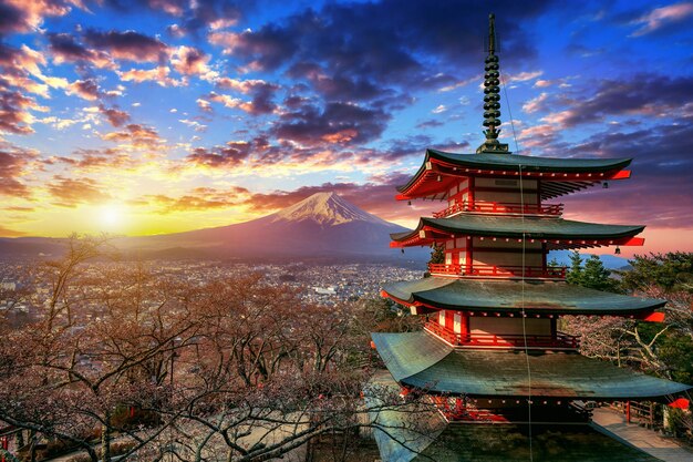 日本の日没時の忠霊塔と富士山。