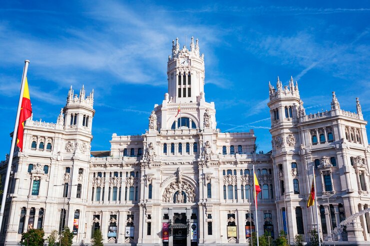 무료 Photo cibeles palace는 스페인 마드리드의 plaza de cibeles에서 가장 눈에 띄는 건물입니다.