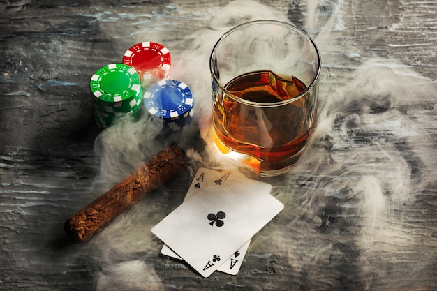 Сигары, чипсы для азартных игр, напитков и игральных карт