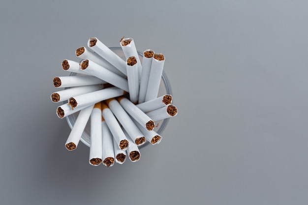 Sigaretta sulla superficie scura concetto di giornata mondiale senza tabacco.