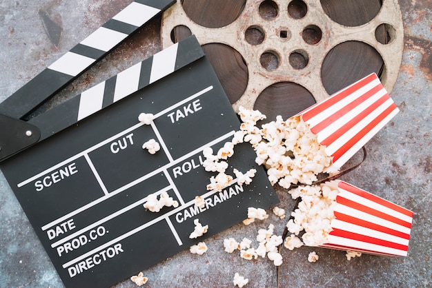 Free photo cinema clapperboard with popcorn box