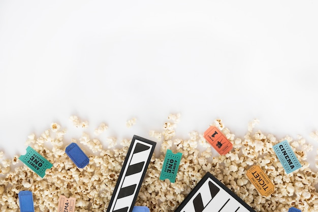 Free photo cinema concept with clapperboard and popcorn