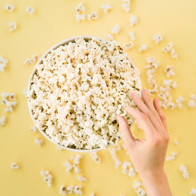 Foto gratuita concetto di cinema con popcorn