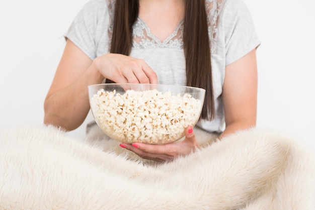 Бесплатное фото Концепция кино с женщиной, питающейся попкорном