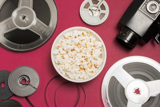 Foto gratuita attrezzatura cinematografica accanto a popcorn