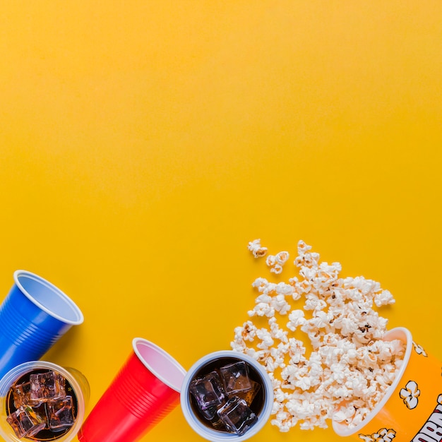 Menu del cinema con scatola per popcorn