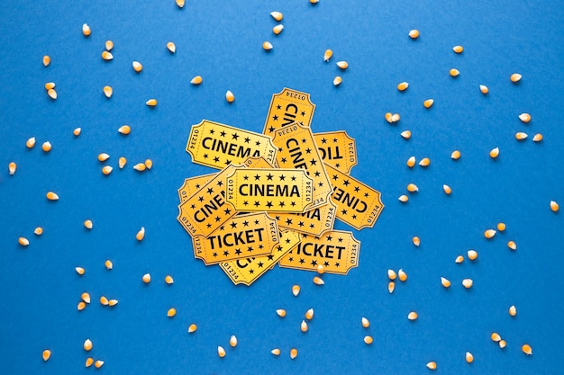 映画のチケットとトウモロコシの穀物