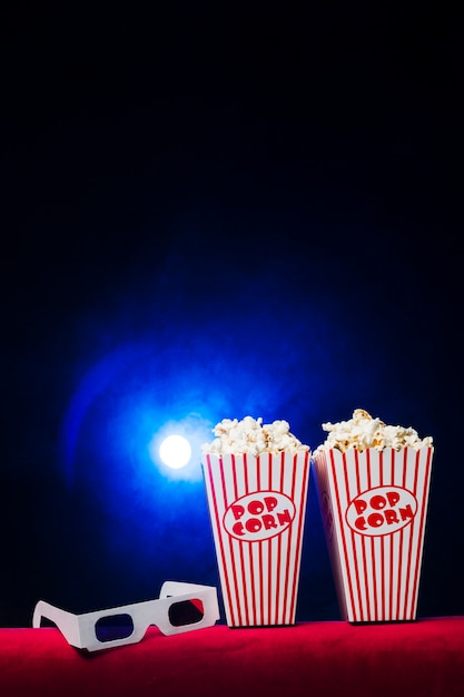 Foto gratuita cinema con scatola di popcorn e occhiali 3d