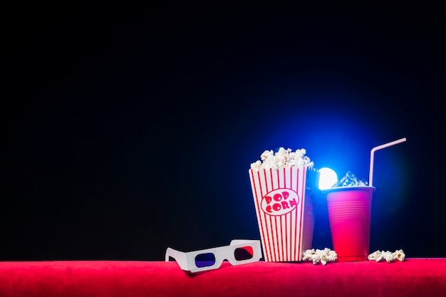 Foto gratuita cinema con scatola di popcorn