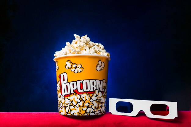 Foto gratuita cinema con scatola di popcorn