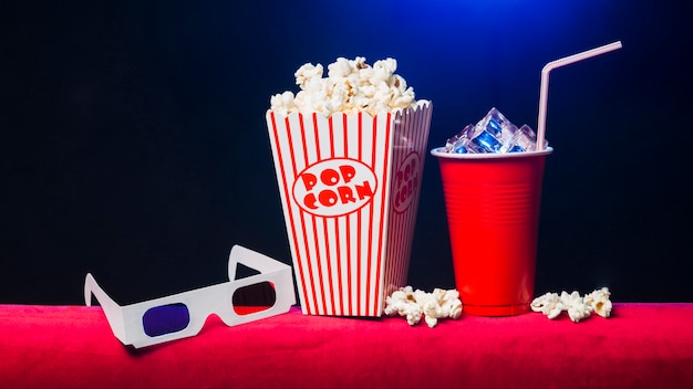 Cinema con scatola di popcorn