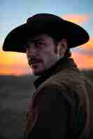 Бесплатное фото cinematic portrait of american cowboy in the west with hat