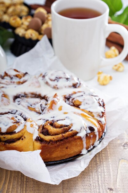 Cinnamon buns with chocolate and cream