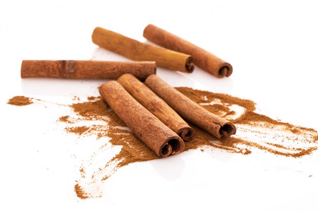 Cinnamon and its dust around it