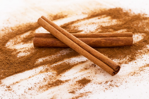 Cinnamon and its dust around it