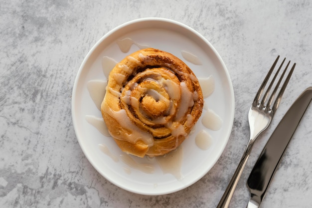 Free photo cinnamon roll assortment flat lay