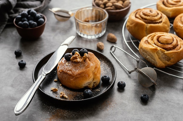 Free photo cinnamon roll with fruits arrangement