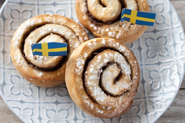 Бесплатное фото Булочки с корицей на деревянном столе с копией пространства шведский десерт kanelbulle